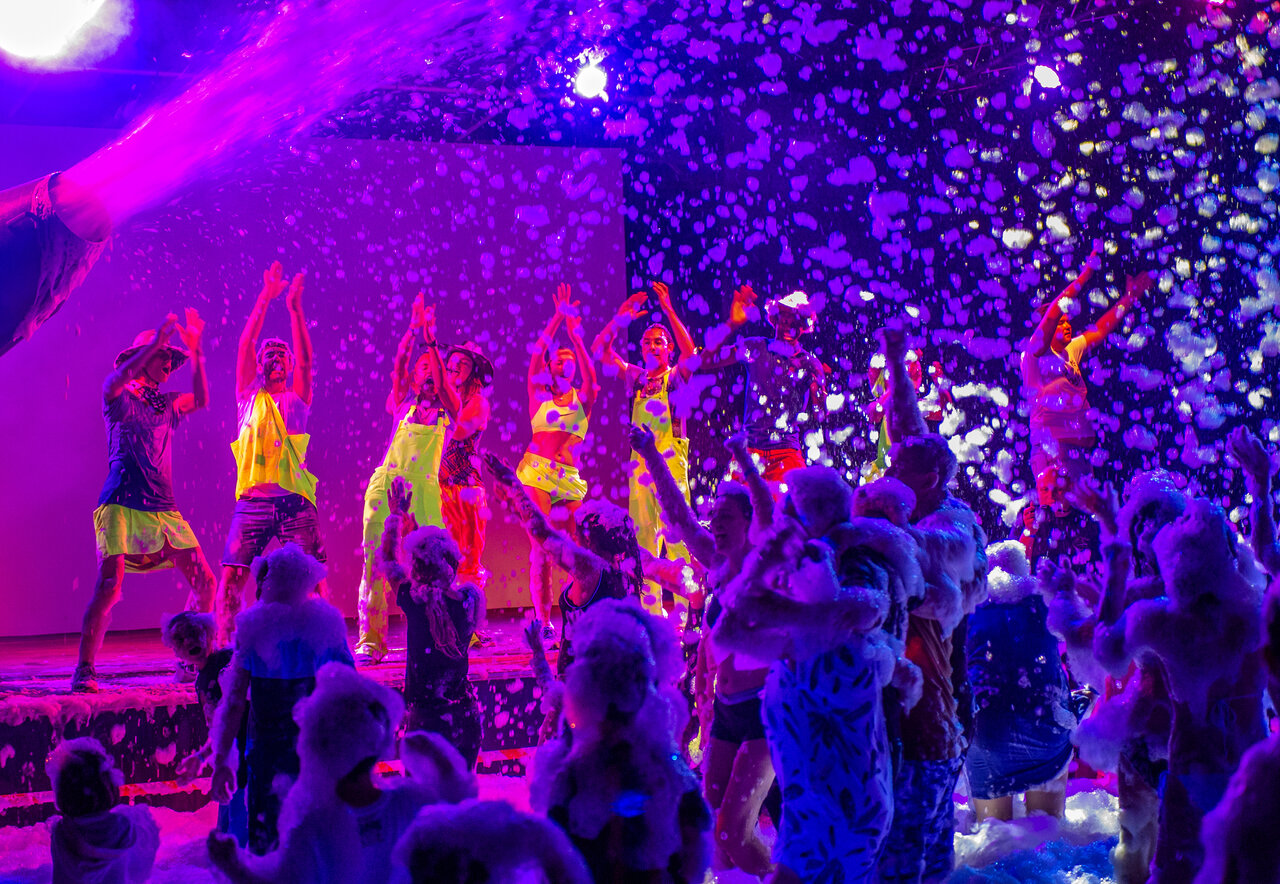 Soir�e mousse anim�e avec musique et participants au camping CAPFUN C�te Vermeille.