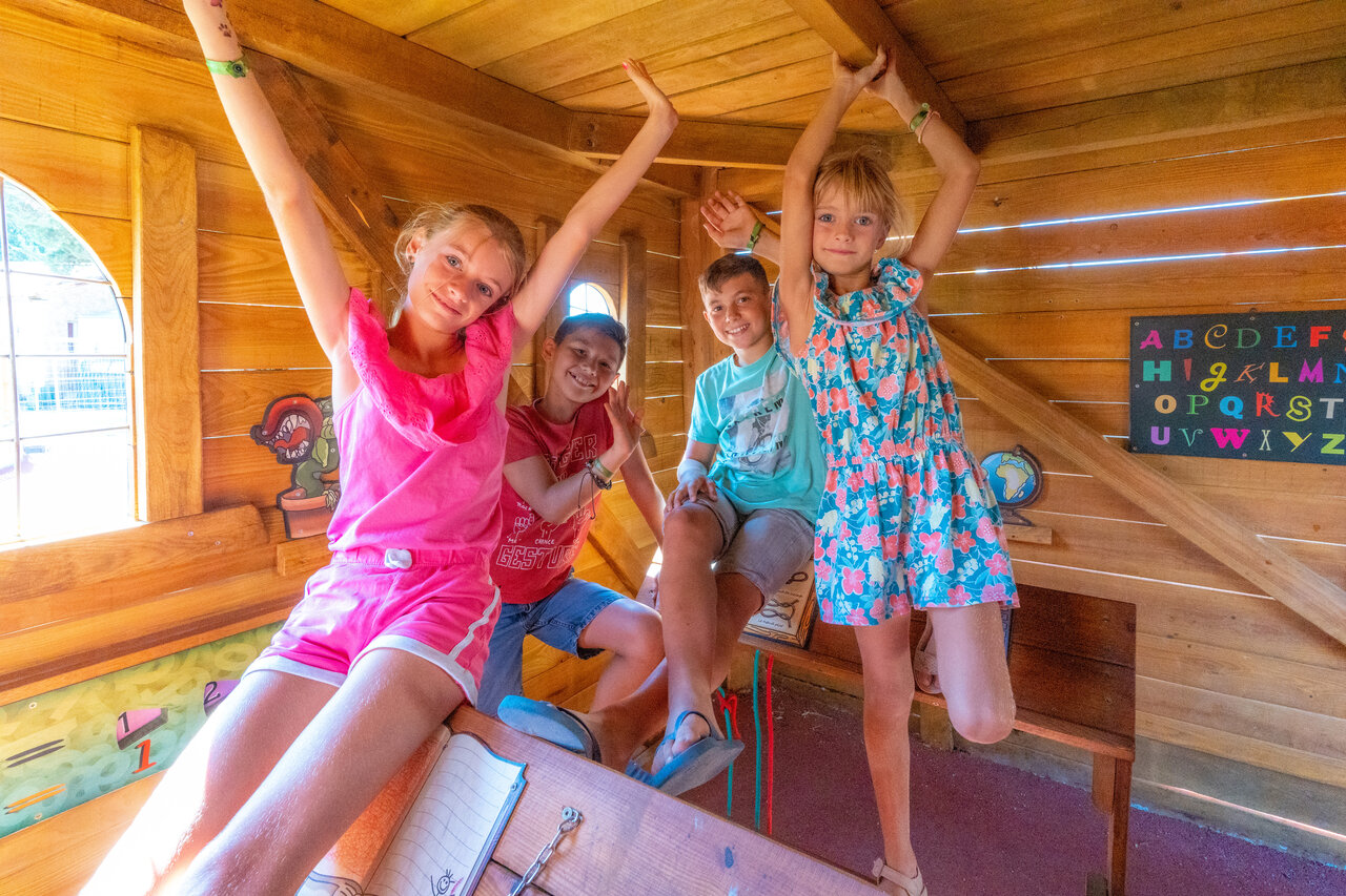 Enfants joyeux dans la Cabane dans les airs au camping CAPFUN C�te Vermeille, Port La Nouvelle.