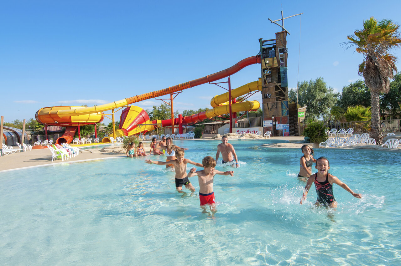 Toboggans aquatiques g�ants et piscine ext�rieure au camping CAPFUN C�te Vermeille : Cabane dans les airs � Port La Nouvelle (11).