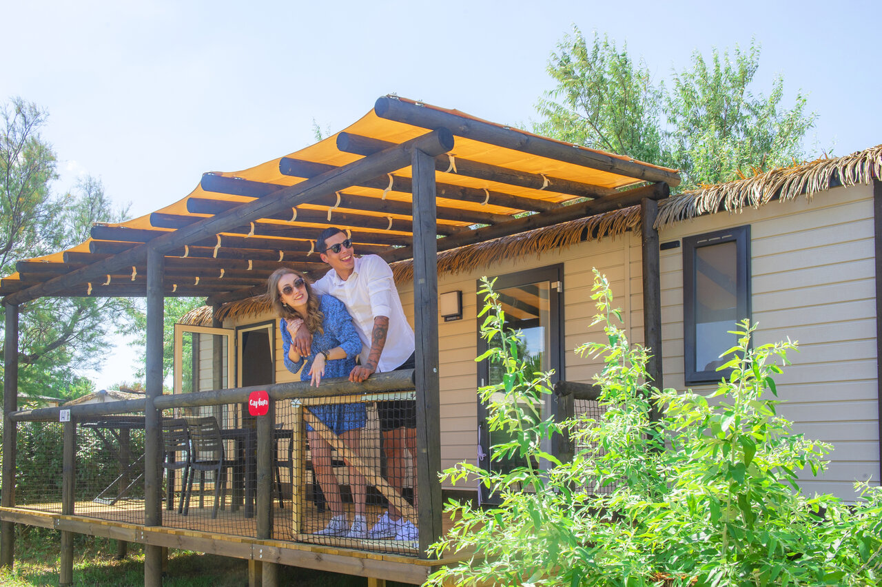 Mobil-home avec couple sur terrasse au CAPFUN C�te Vermeille � Port La Nouvelle.