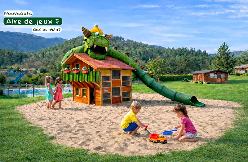 Aire de jeux dragon, piscine au camping CLICOCHIC Couriou � Recoubeau-Jansac.