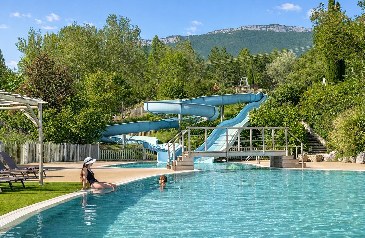 Piscine ext�rieure, toboggans aquatiques et transats au camping CLICOCHIC Couriou � Recoubeau-Jansac.