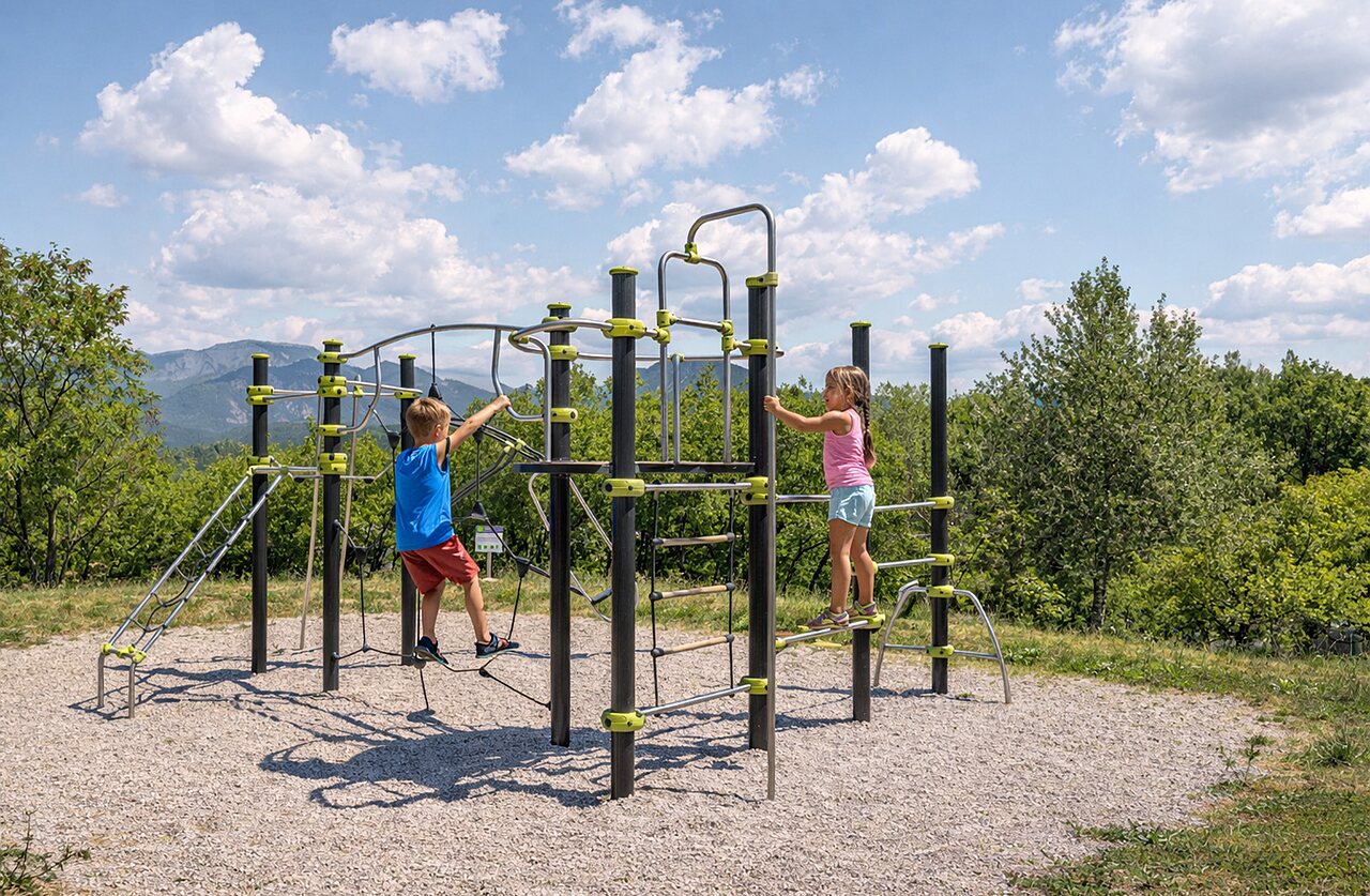 Enfants jouant sur une structure d'escalade au camping CLICOCHIC Couriou � Recoubeau-Jansac (26).
