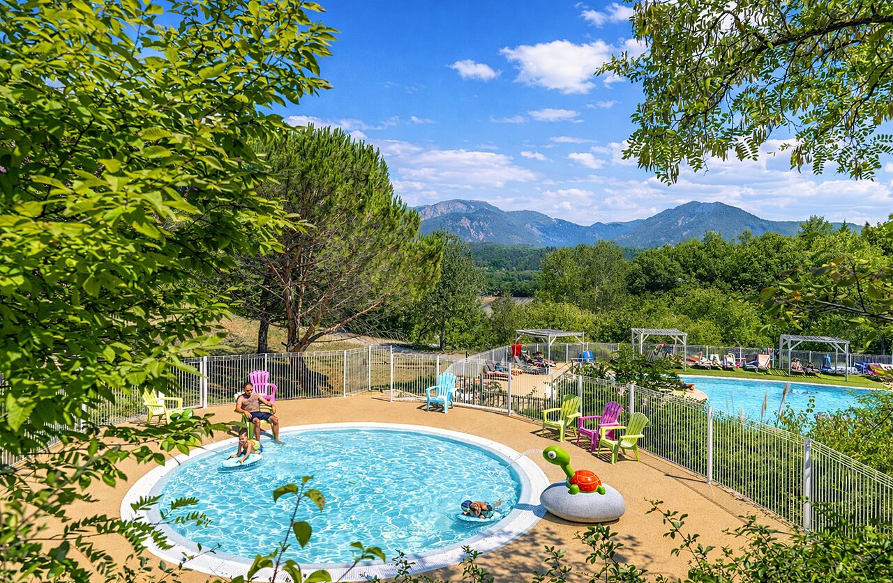 Espace aquatique avec pataugeoire et grande piscine au camping CLICOCHIC Couriou � Recoubeau-Jansac.