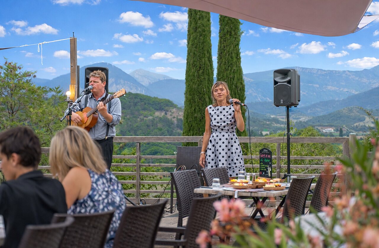 Animation musicale live sur terrasse restaurant, vue montagne, camping CLICOCHIC Couriou (26).