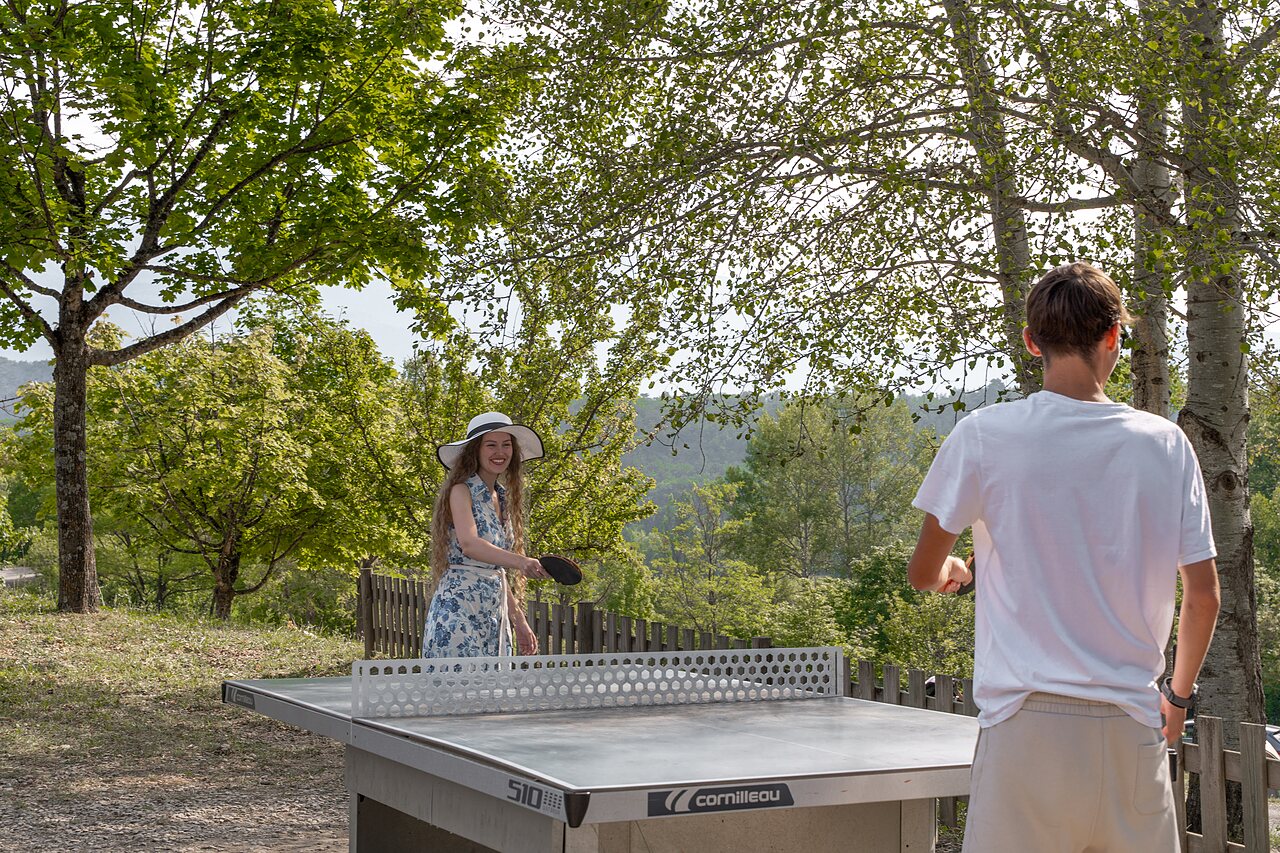 Partie de tennis de table en plein air au camping CLICOCHIC Couriou � Recoubeau-Jansac (26).