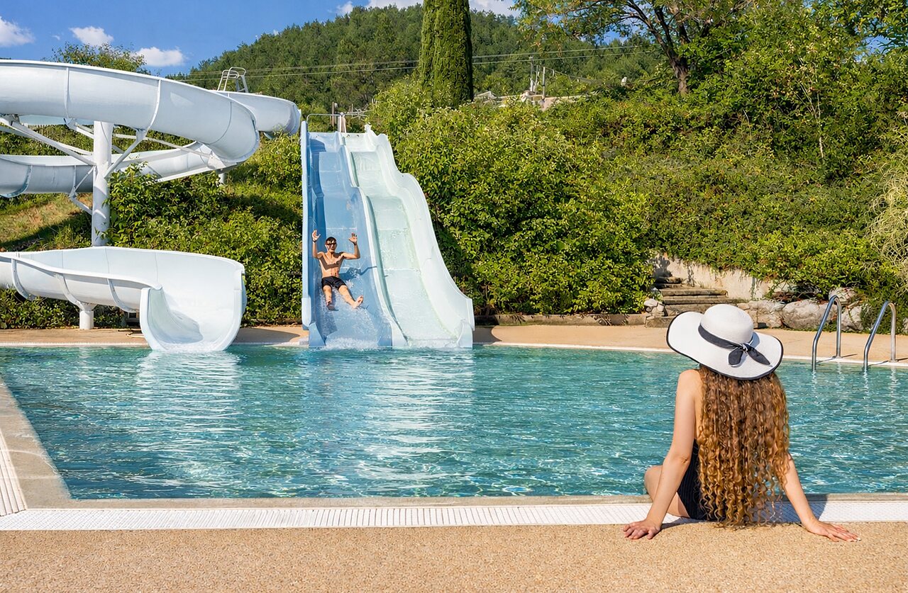 Toboggan aquatique et piscine ext�rieure au camping CLICOCHIC Couriou � Recoubeau-Jansac (26).