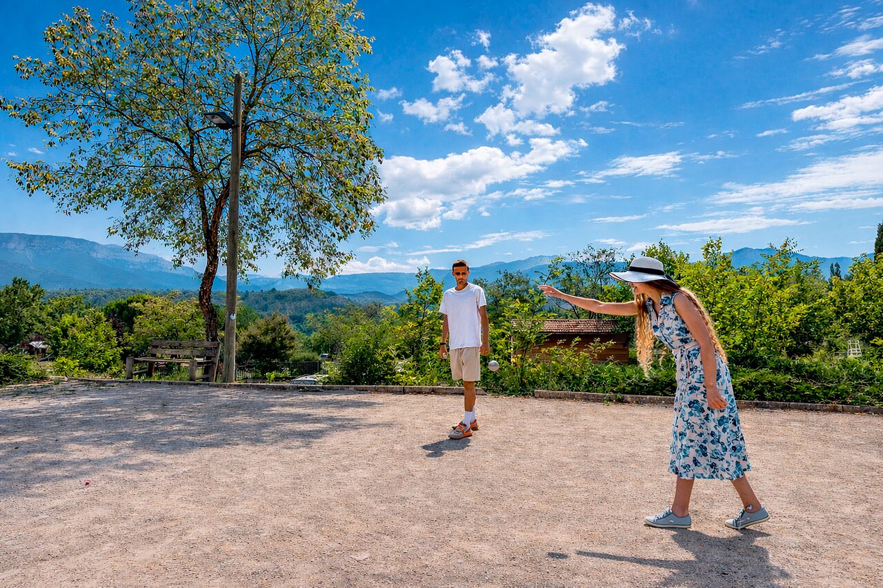 Partie de p�tanque sur le terrain de jeux au camping CLICOCHIC Couriou � Recoubeau-Jansac.