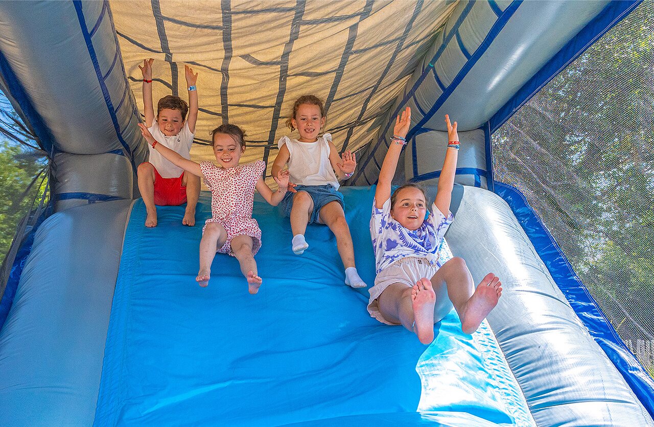 Enfants s'amusant sur une structure gonflable au camping CLICOCHIC Couriou � Recoubeau-Jansac.