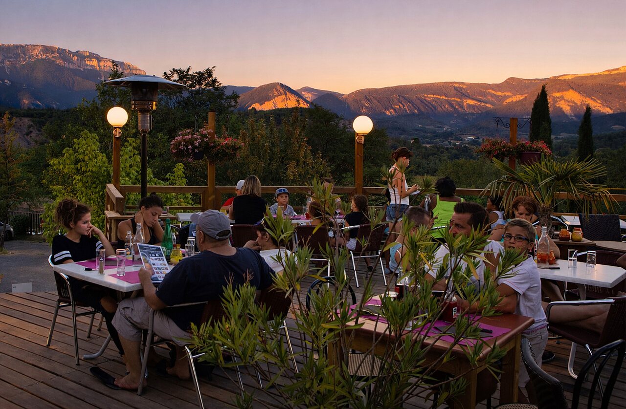 D�ner en terrasse avec vue panoramique sur les montagnes au camping CLICOCHIC Couriou.