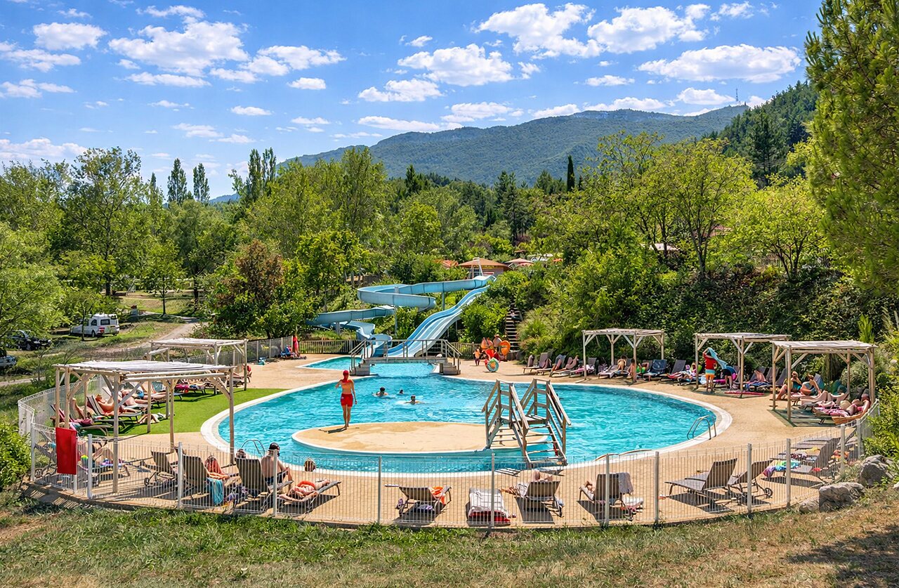 Piscine ext�rieure avec toboggans aquatiques au camping CLICOCHIC Couriou � Recoubeau-Jansac.
