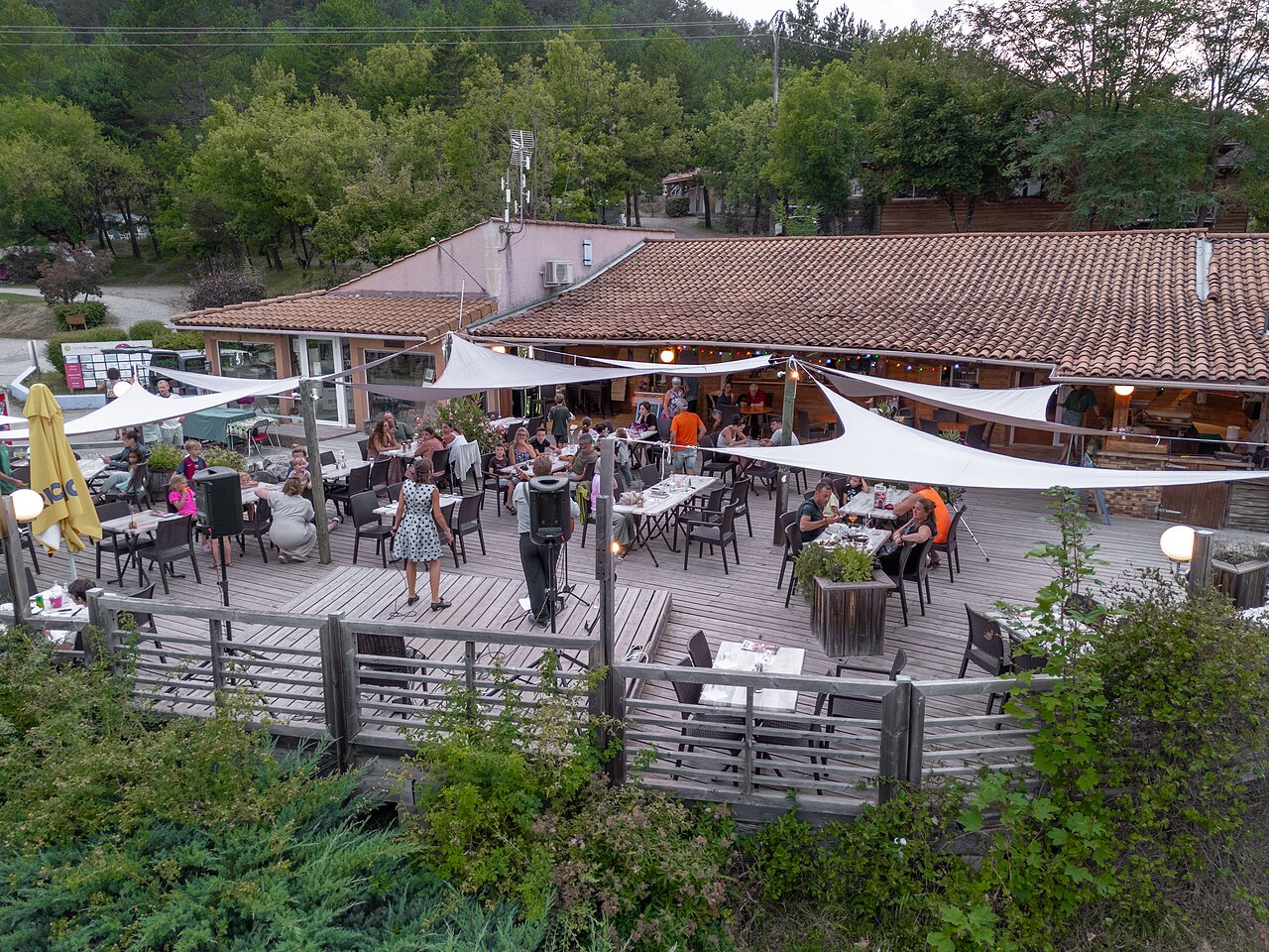 Terrasse de restaurant anim�e avec spectacle live au camping CLICOCHIC Couriou � Recoubeau-Jansac (26).