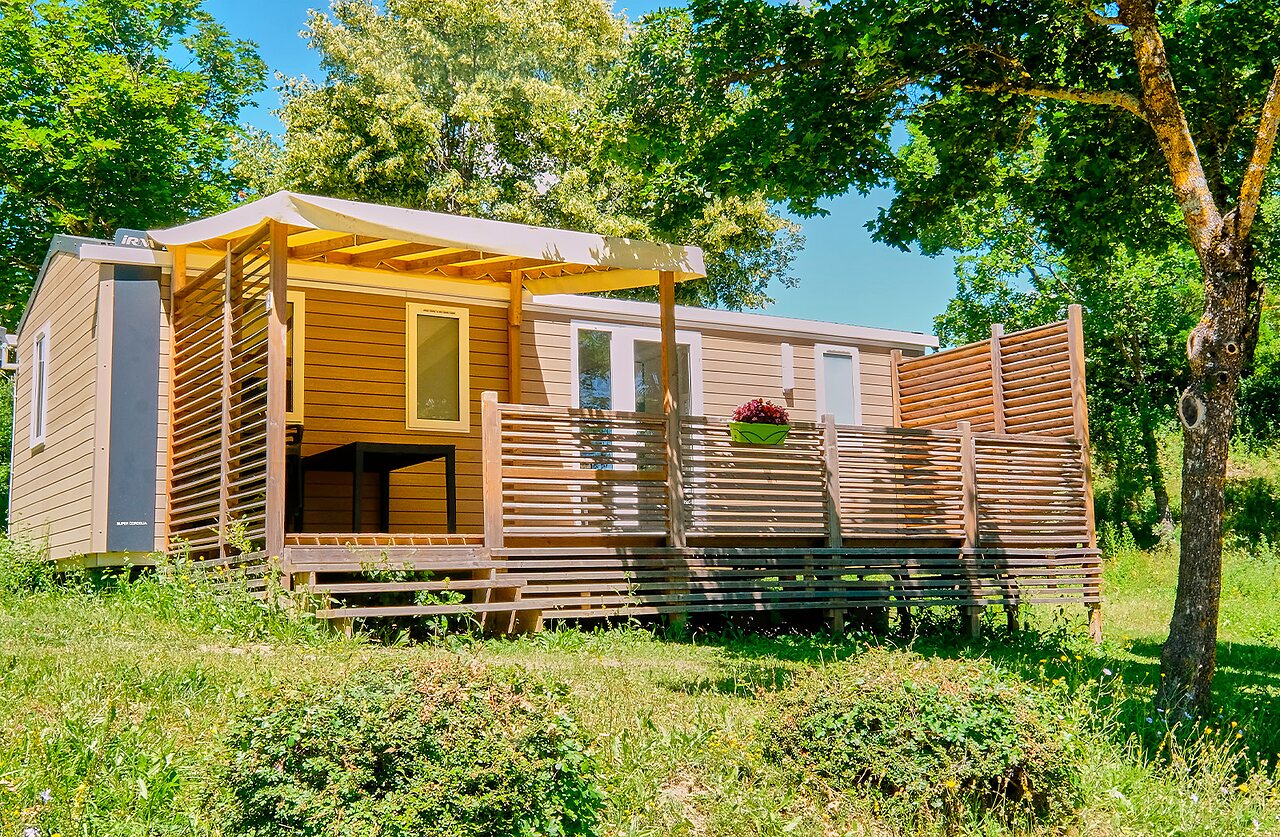Mobile home moderne avec terrasse en bois au camping CLICOCHIC Couriou � Recoubeau-Jansac.