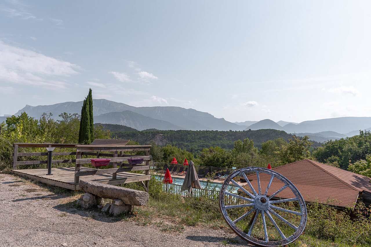 Piscine ext�rieure, transats et vue montagne au camping CLICOCHIC Couriou � Recoubeau-Jansac.