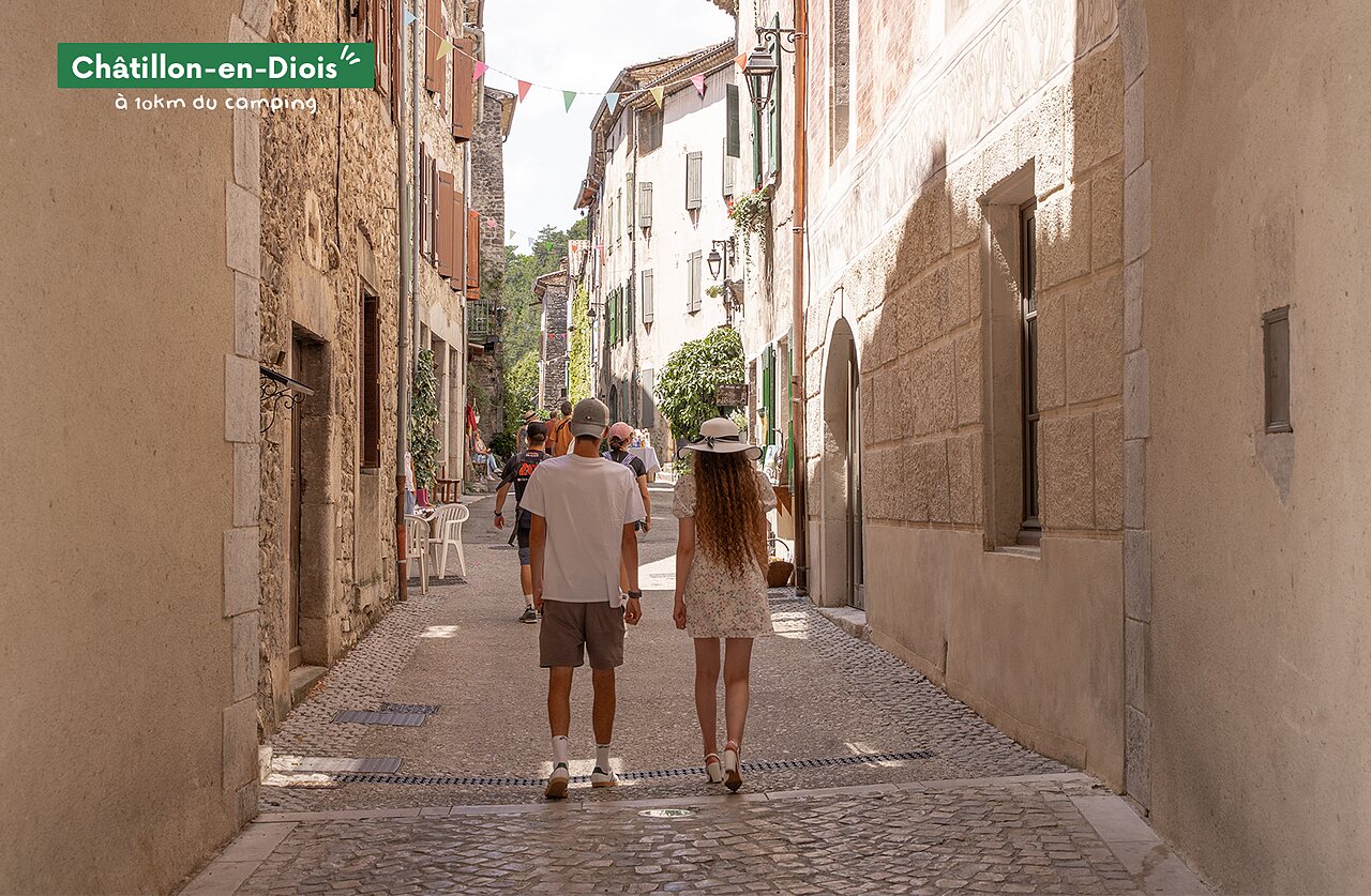 Rue pav�e pittoresque du village de Ch�tillon-en-Diois, Dr�me, � visiter.