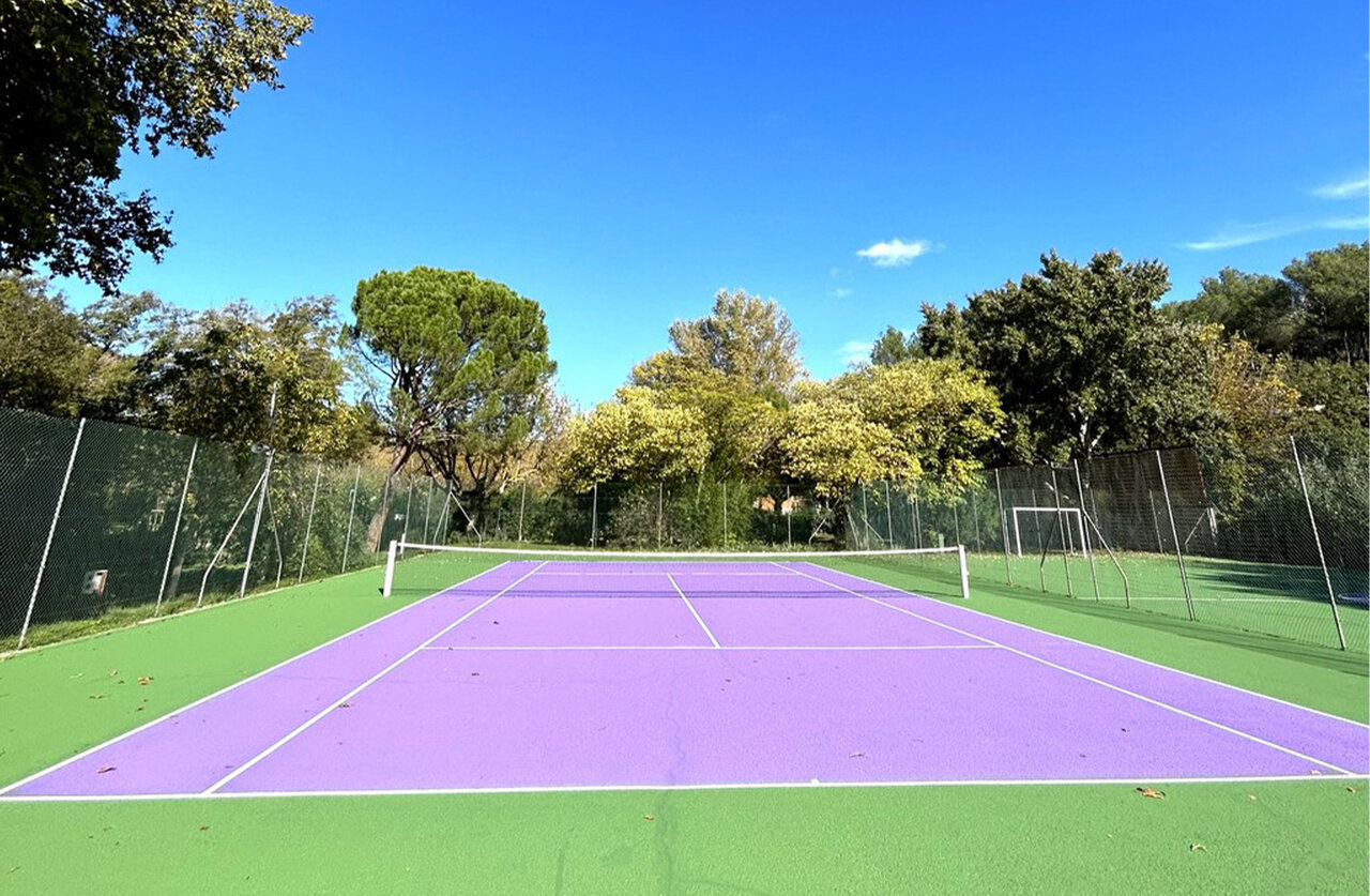 Court de tennis violet et vert au camping CLICOCHIC Couteli�re � Lagnes (84).