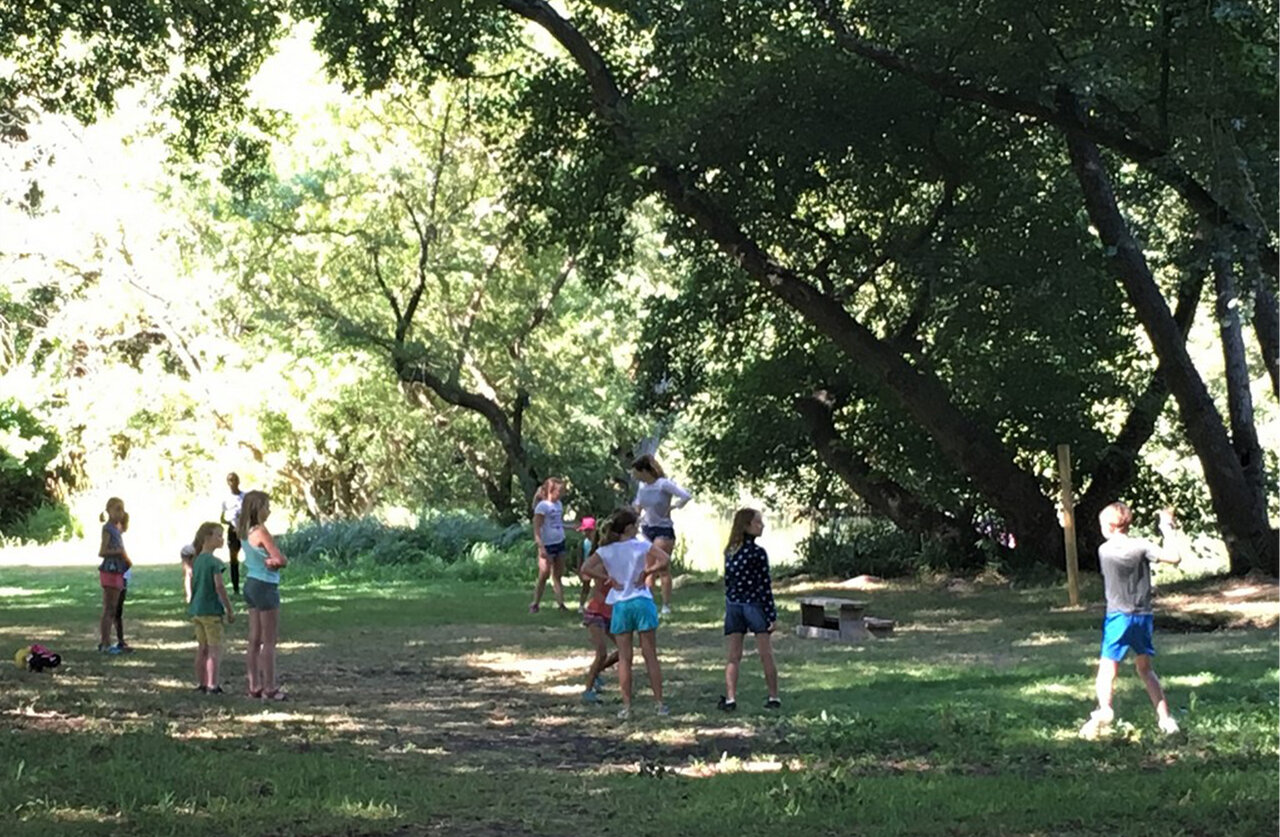 Enfants jouant lors d'une activit� d'animation au camping CLICOCHIC Couteli�re � Lagnes.