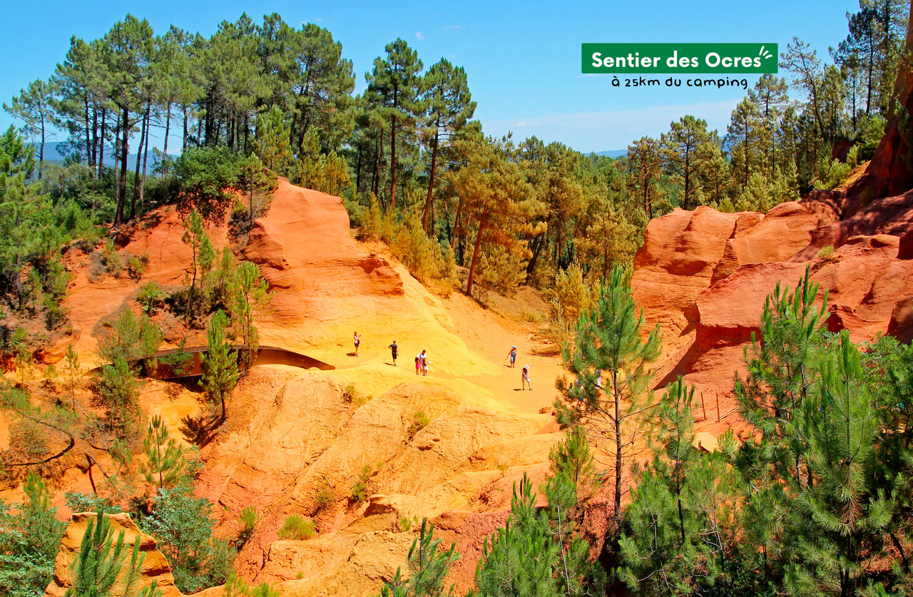 Sentier des Ocres de Roussillon, paysage naturel color� pour randonn�e en Provence.