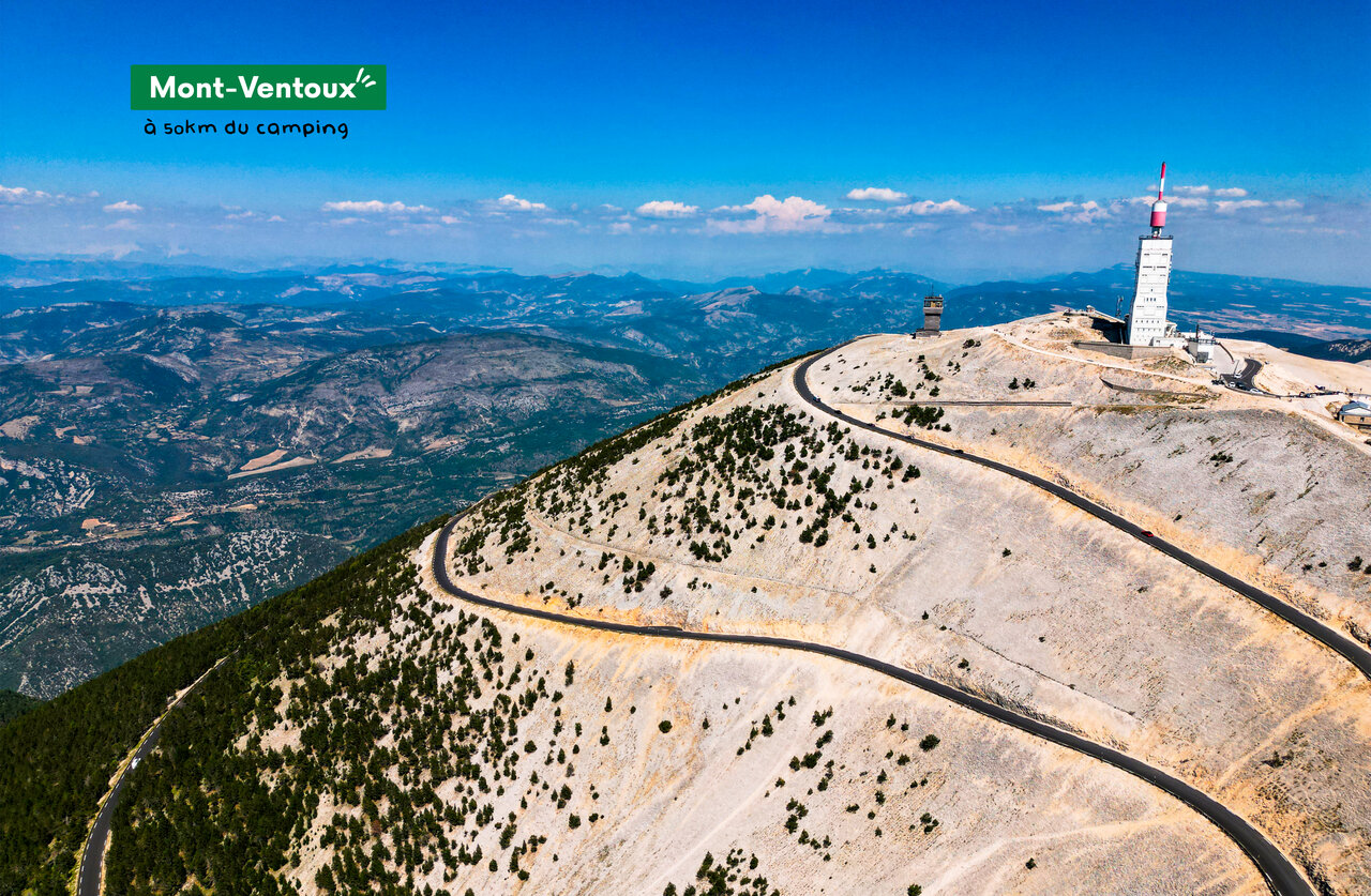 Mont Ventoux, sommet embl�matique avec observatoire, route sinueuse en Provence.
