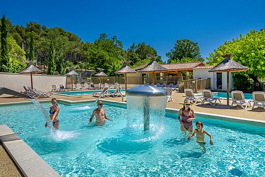 Piscine familiale avec jeux d'eau au camping CLICOCHIC Coutelière à Lagnes (84).