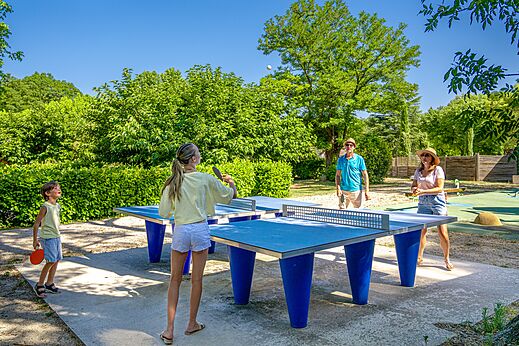 Tennis de table extérieur en famille au camping CLICOCHIC Coutelière Lagnes (84).