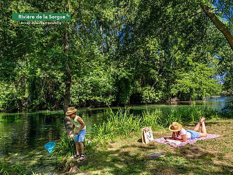 Accès direct Rivière de la Sorgue, enfant pêchant, adulte lisant au camping CLICOCHIC Coutelière.