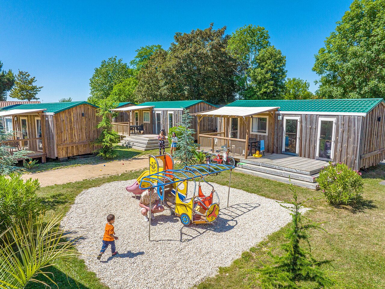 Mobil-homes en bois, aire de jeux enfants au CAPFUN Curty's Jard sur Mer (85).