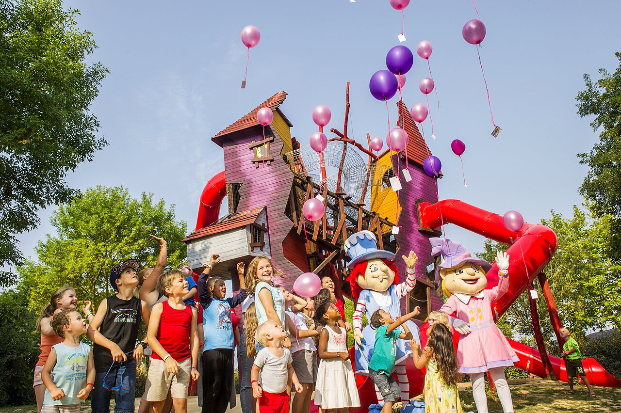 Enfants, mascottes et aire de jeux au camping CAPFUN Curty's � Jard sur Mer (85).