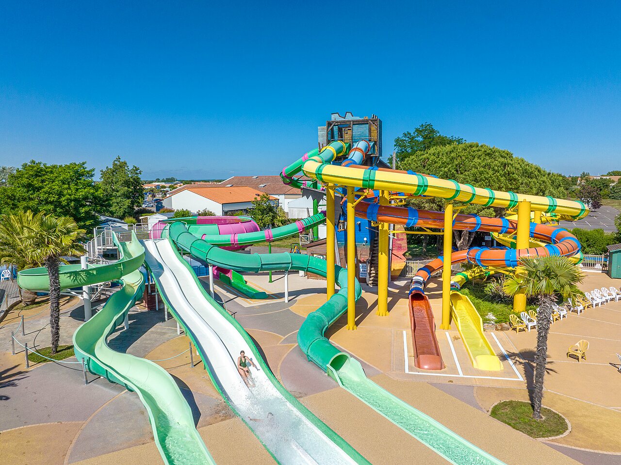 Toboggans aquatiques color�s et rapides au camping CAPFUN Curty's � Jard sur Mer (85).