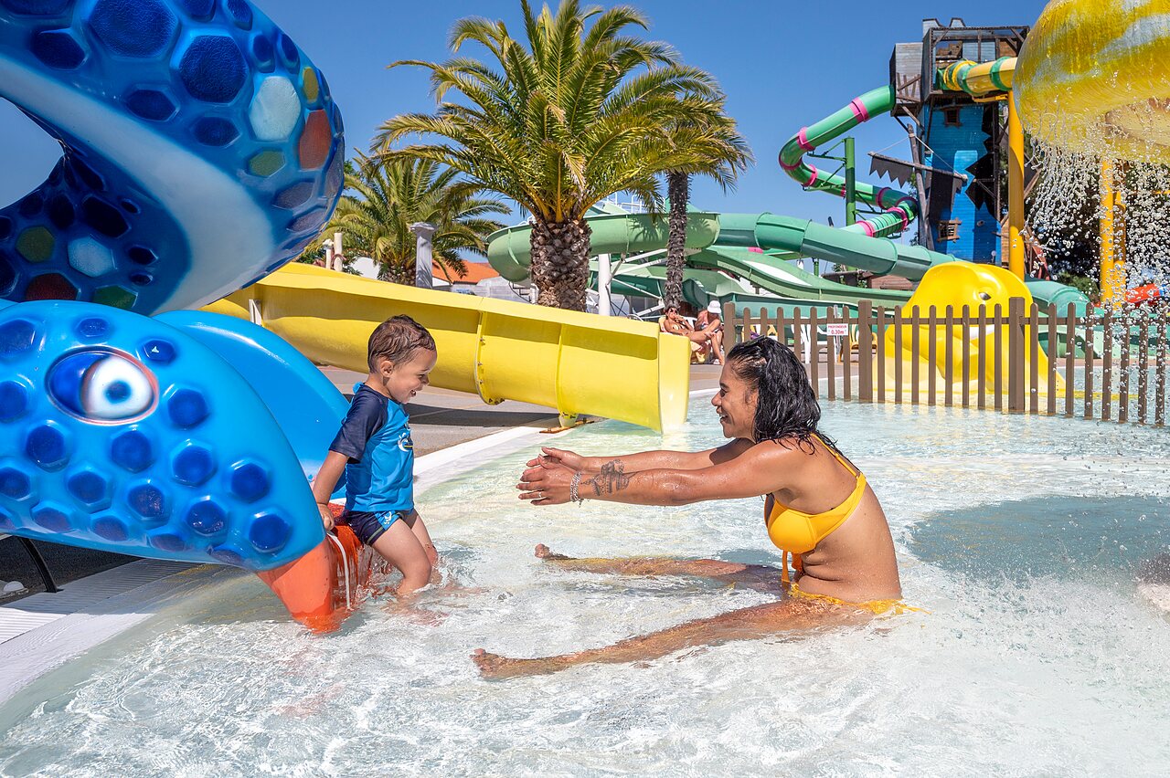 Pataugeoire, enfant et femme, toboggans aquatiques au camping CAPFUN Curty's � Jard sur Mer (85).