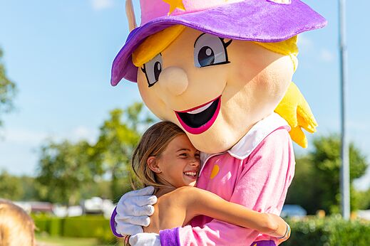 Mascotte et enfant souriante au camping CAPFUN Curty's à Jard sur Mer (85).