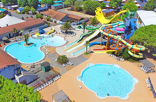 Piscine extérieure avec toboggans aquatiques géants au camping CAPFUN Curty's à Jard sur Mer (85).