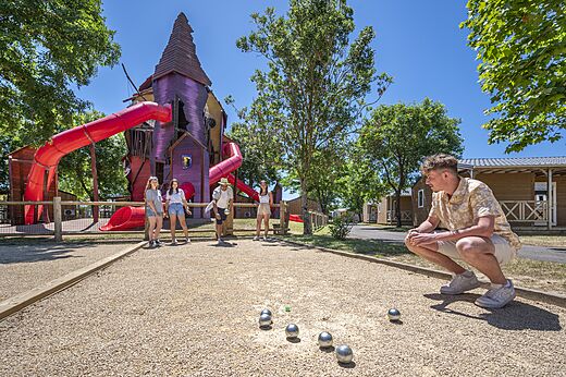 Pétanque et jeux au camping CAPFUN Curty's à Jard sur Mer (85).