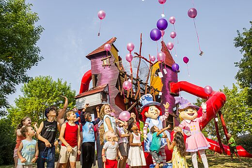 Aire de jeux avec enfants et mascottes au camping CAPFUN Curty's à Jard sur Mer (85).