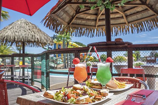 Plats et cocktails colorés servis en terrasse du restaurant au camping CAPFUN Curty's à Jard sur Mer (85).