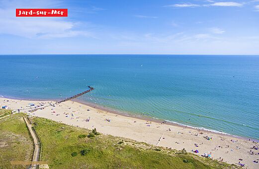 Grande plage de sable fin et océan à Jard-sur-Mer, Vendée.
