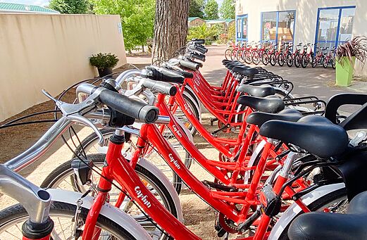 Vélos rouges à louer au camping CAPFUN Curty's à Jard sur Mer (85).