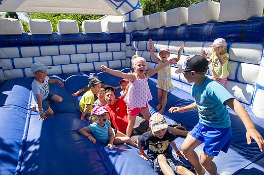 Château gonflable avec enfants et animateur au camping CAPFUN Curty's à Jard sur Mer (85).