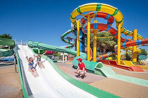 Toboggans aquatiques géants, enfants glissant au camping CAPFUN Curty's à Jard sur Mer (85).