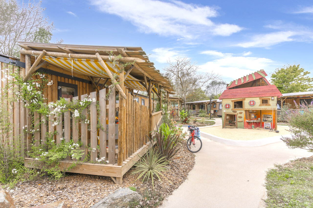 H�bergements bois, terrasse et maison de jeux au CAPFUN Dauphins Bleus GIVRAND.