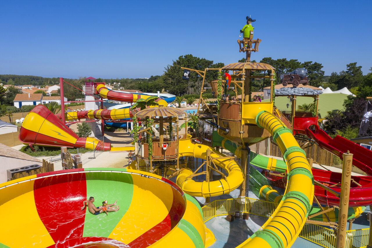 Grand parc aquatique avec toboggans et structure pirate au camping CAPFUN Dauphins Bleus � GIVRAND (85).