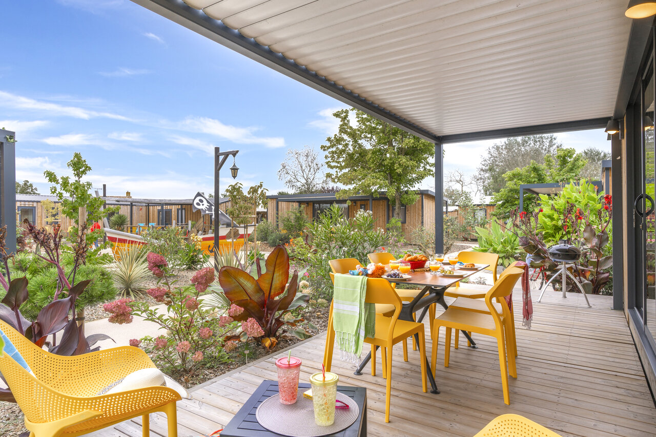 Terrasse mobile-home, petit-d�jeuner, barbecue au CAPFUN Dauphins Bleus � GIVRAND (85).