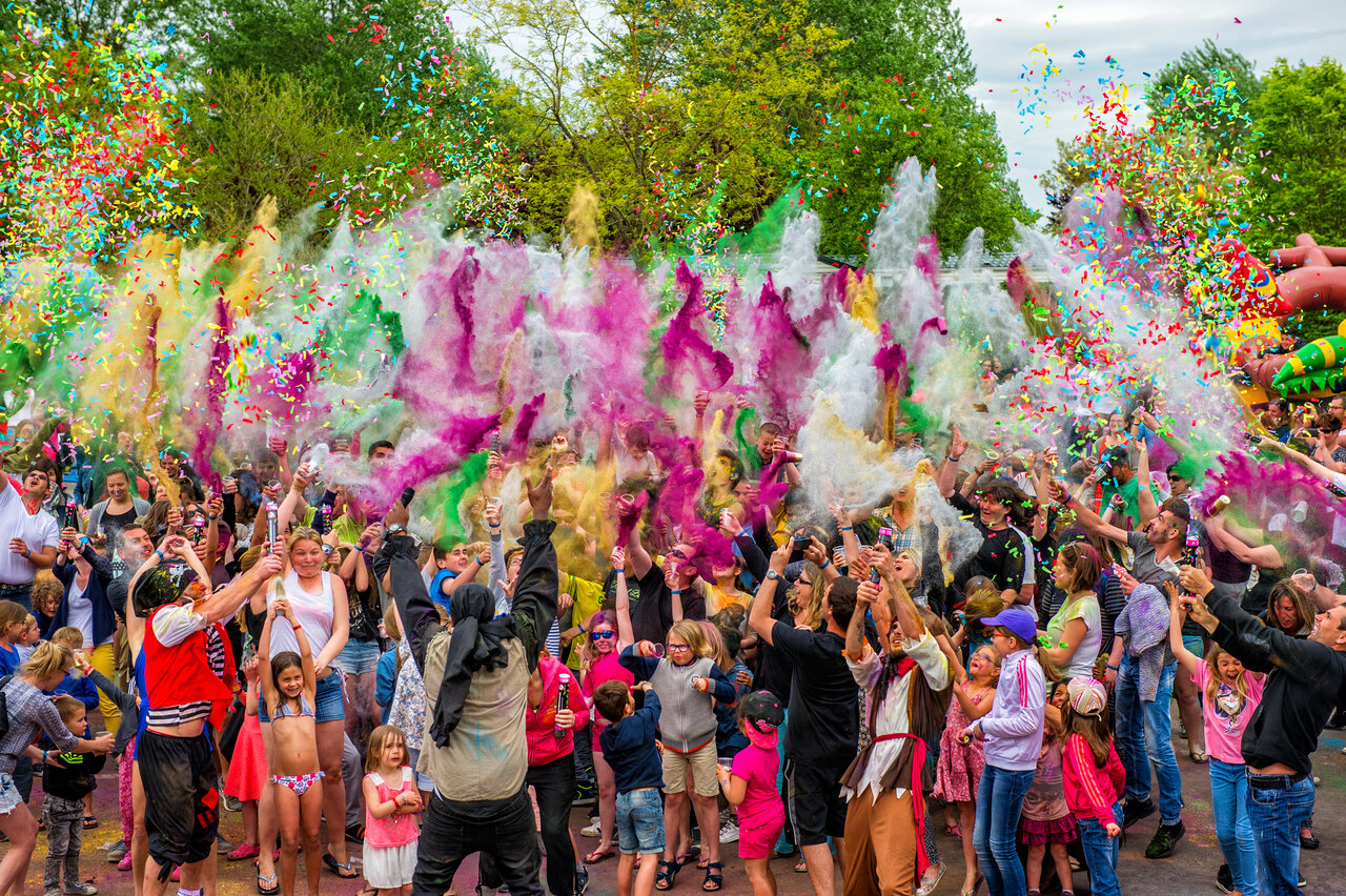 F�te color�e, poudre et confettis au CAPFUN Dauphins Bleus � GIVRAND (85).