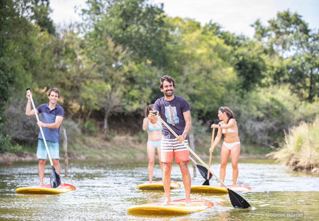 Stand-up paddle sur l'eau, activit� nautique au camping CAPFUN Dauphins Bleus � GIVRAND (85).