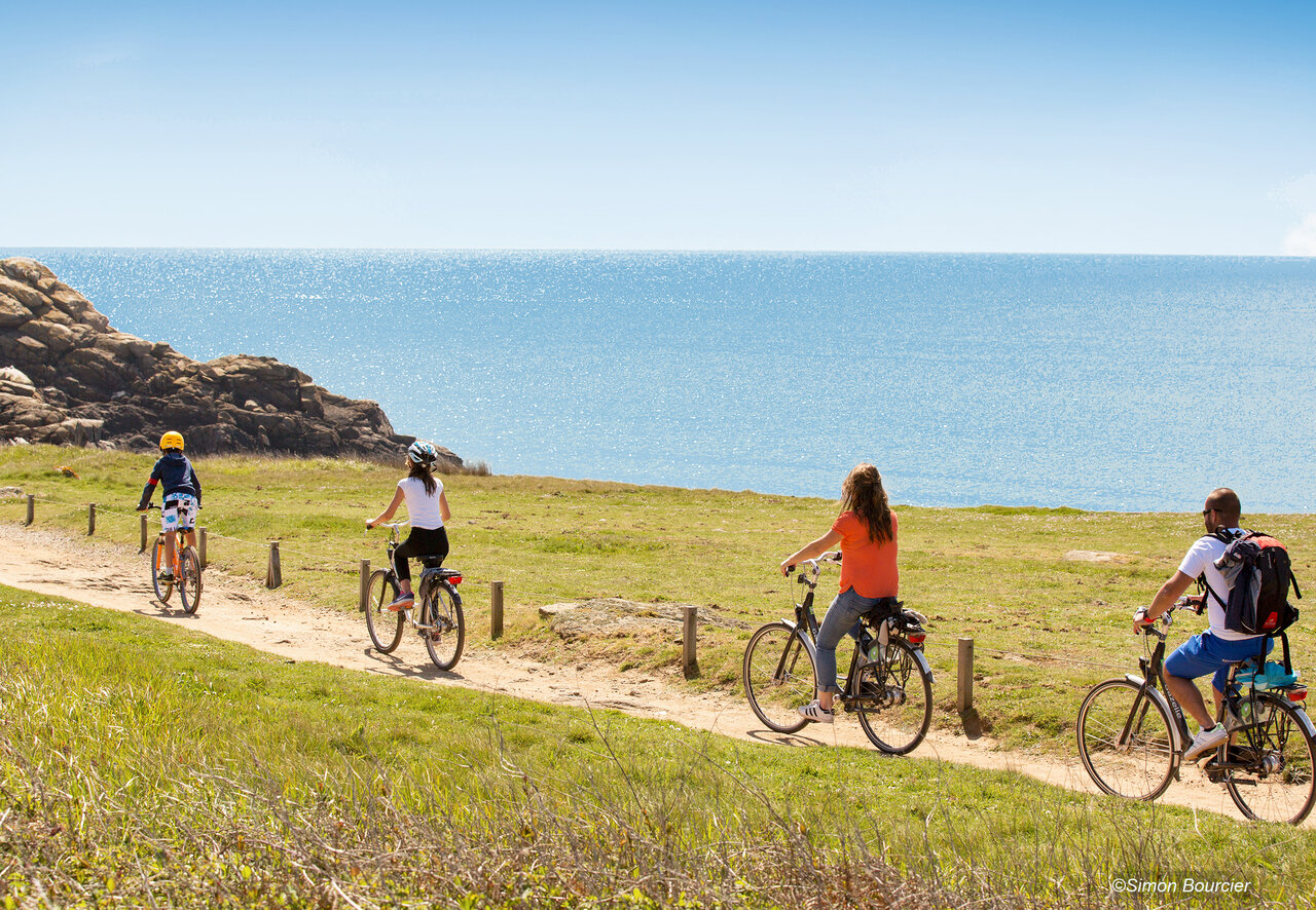 Balade � v�lo c�ti�re au camping CAPFUN Dauphins Bleus � GIVRAND (85).