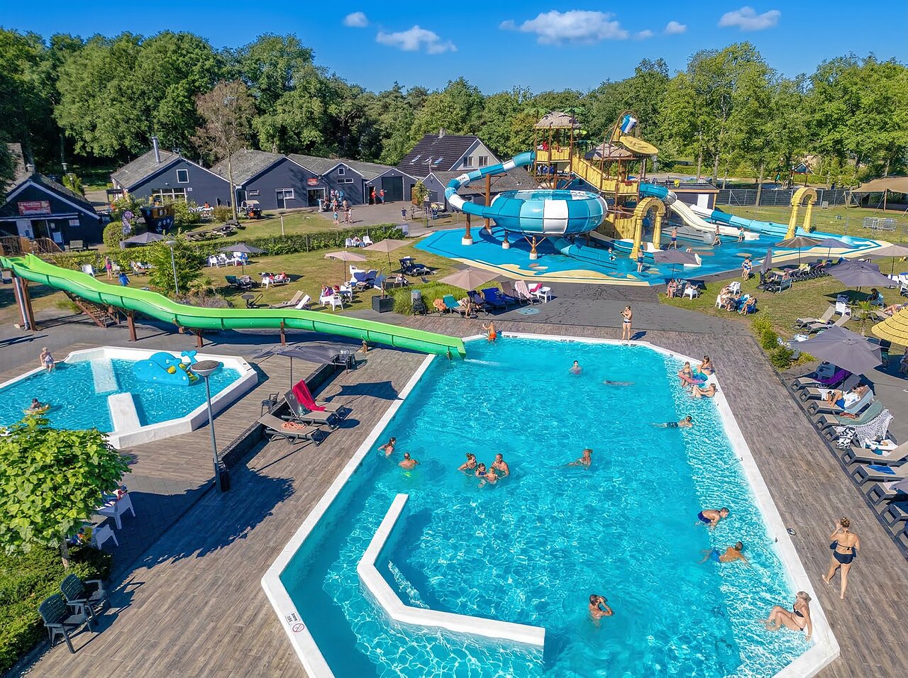 Grande piscine ext�rieure, toboggans aquatiques et splash park au CAPFUN De Belten � Rheeze.
