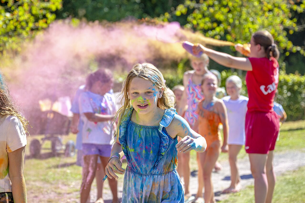Enfants joyeux participant � une f�te des couleurs anim�e au camping CAPFUN De Belten � Rheeze.