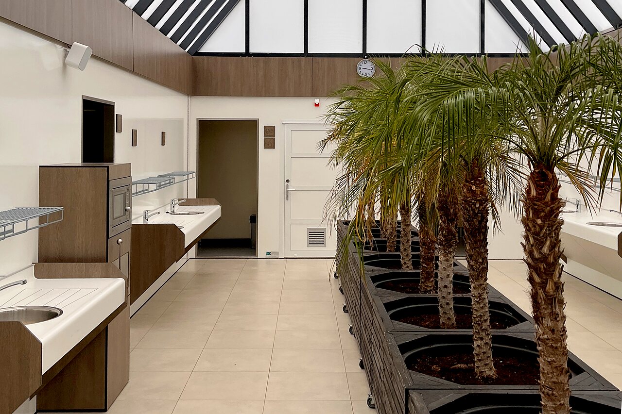 Espace vaisselle moderne avec �viers et micro-ondes au camping CAPFUN De Belten � Rheeze.