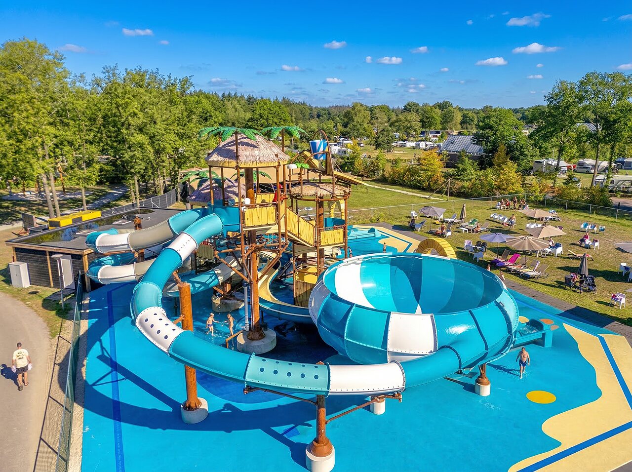 Grand parc aquatique avec toboggans et piscine ext�rieure au camping CAPFUN De Belten � Rheeze.