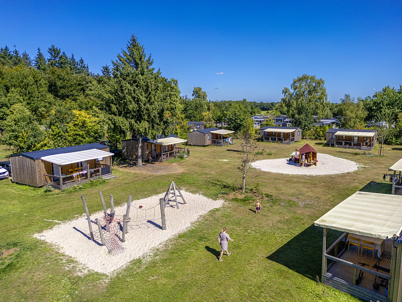 Chalets en bois, aires de jeux enfants au camping CAPFUN De Belten � Rheeze.